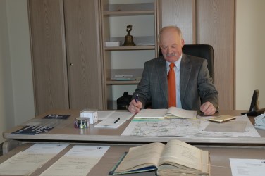 Ortsbürgermeister Krämer im Rathaus Gau-Weinheim
